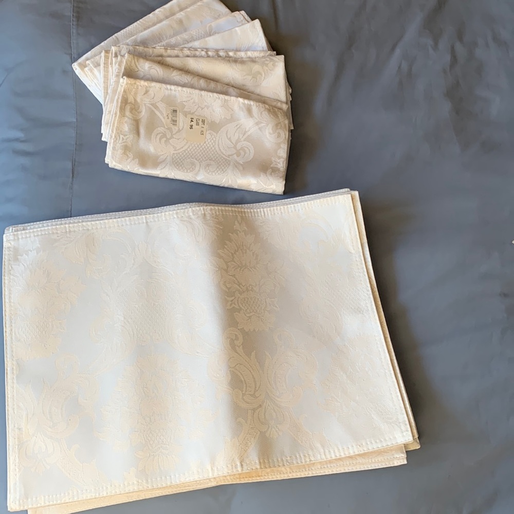 Macy’s Elegant Cloth Placemats & Napkins -set of 8, Brand new with tags!